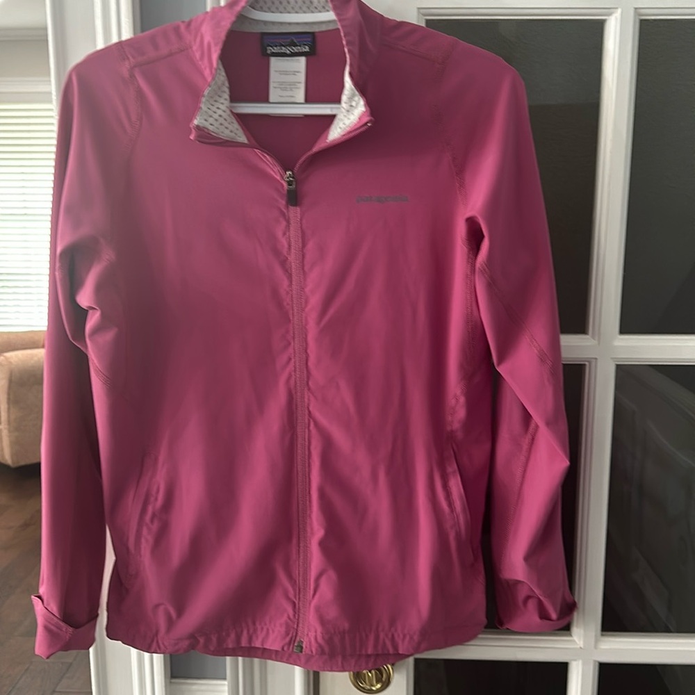 Patagonia light wind jacket in magenta women’s size small